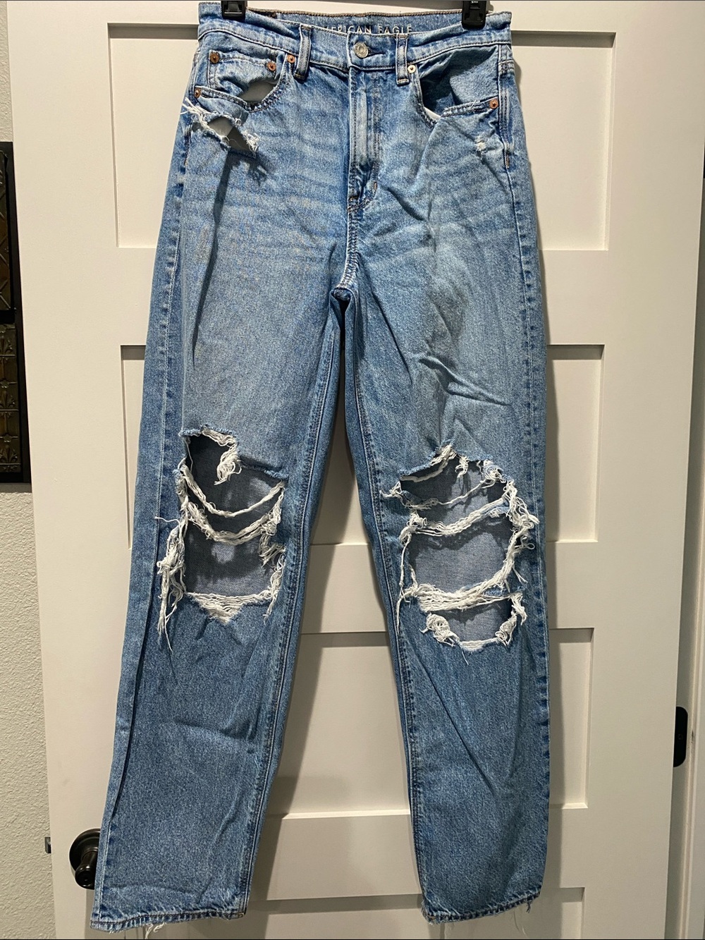 American Eagle Women’s Sigrid Light Wash Distressed Straight-Leg Jeans, size 4R